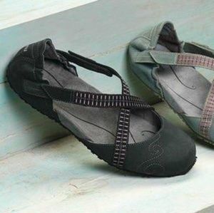 AHNU KARMA SIZE 8 YOGA-INSPIRED FLATS